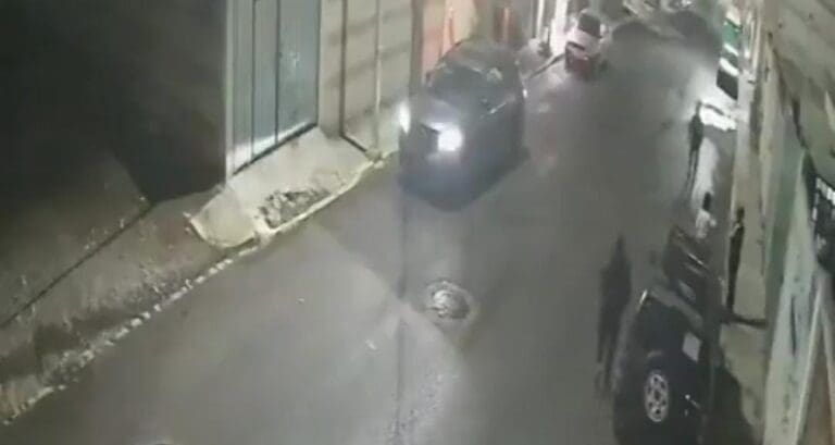 Unas cámaras de videovigilancia captaron el momento en el que una mujer fue secuestrada en la ciudad de Puebla.