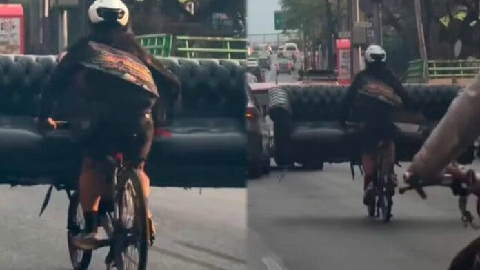 TikTok al transportar un sillón en su bicicleta