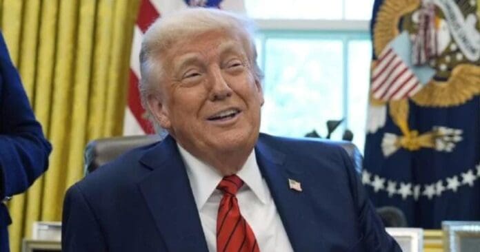 Donald Trump denuncia que el fentanilo sigue llegando a los Estados Unidos a través de México y de Canadá.