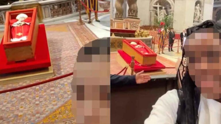 Fieles católicos causan indignación al tomarse selfies frente al féretro del Papa Francisco
