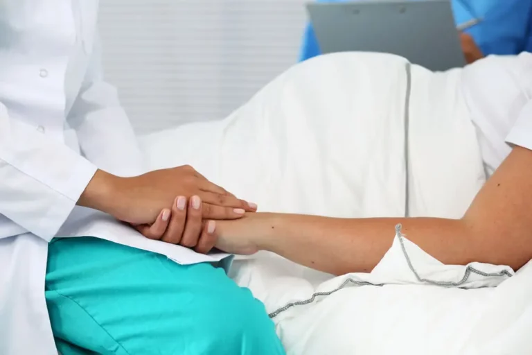 Bebé sufre quemaduras durante cesárea por un bisturí eléctrico