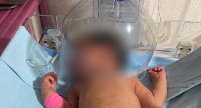 Tras exhibir a un hospital de Tabasco por usar un garrafón para atender a bebé, prohíben ingreso de celulares.