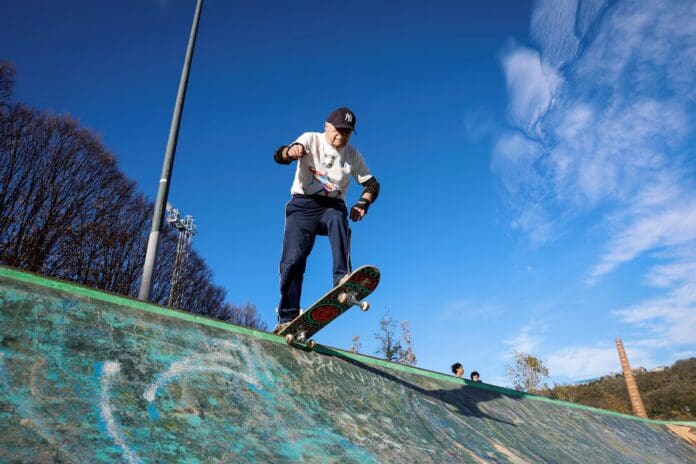 abuelito haciendo skate