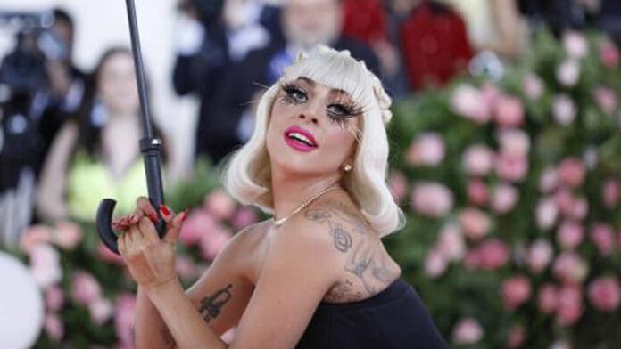 Video: Fans se encuentran a Lady Gaga a las afueras de su hotel en CDMX