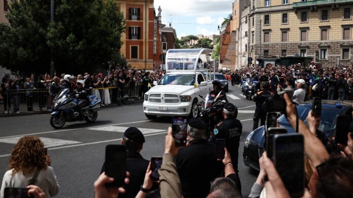 Papamóvil que traslada los restos de Francisco a su última morada fue un regalo de México