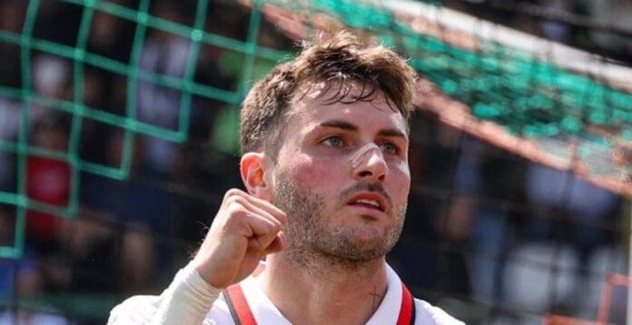 El delantero mexicano Santiago Giménez anota en la victoria del AC Milan. Rompe su racha de 68 días sin goles con su equipo.