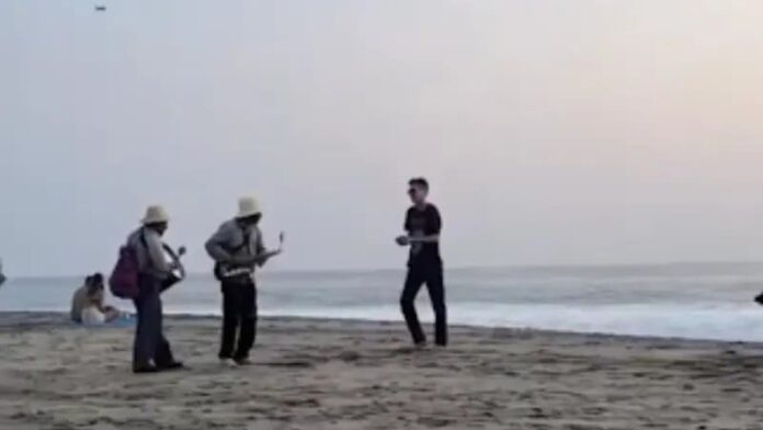 Video: Extranjero lanza arena y corre a músicos indígenas en playa de Zicatela, Oaxaca