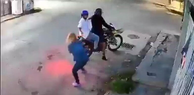 Sujetos intentan asaltar a una mujer en la 219 de Cancún. Sin embargo la víctima no se dejó y los "ratas" no lograron su cometido.