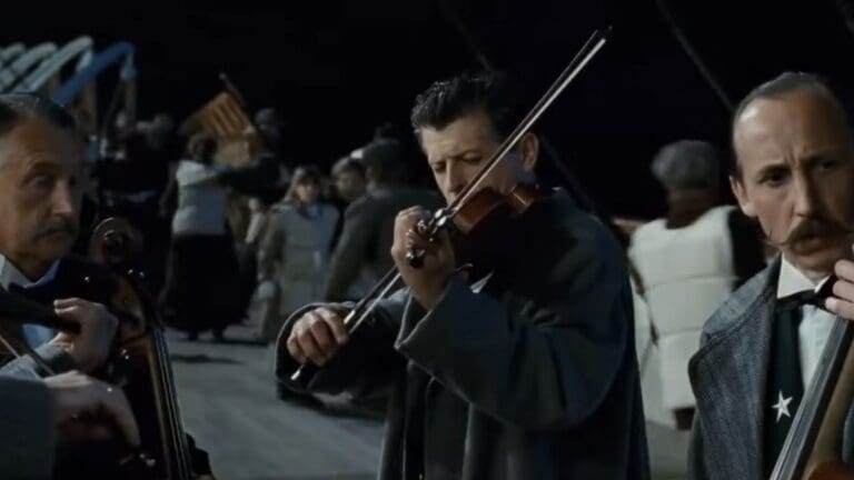 Subastan en más de un millón de pesos violín que apareció en la película de Titanic