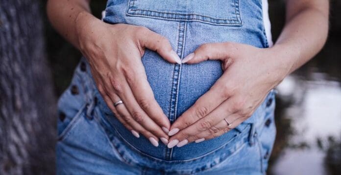 Estados Unidos le negará visas a mujeres que viajan para dar a luz y obtener la nacionalidad para sus hijos.