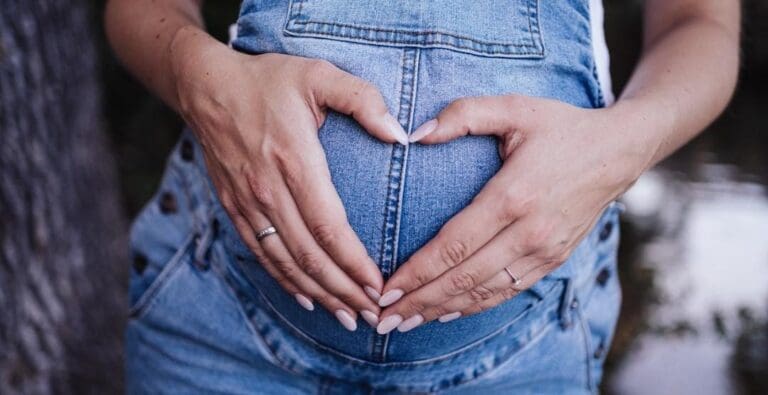 Estados Unidos le negará visas a mujeres que viajan para dar a luz y obtener la nacionalidad para sus hijos.