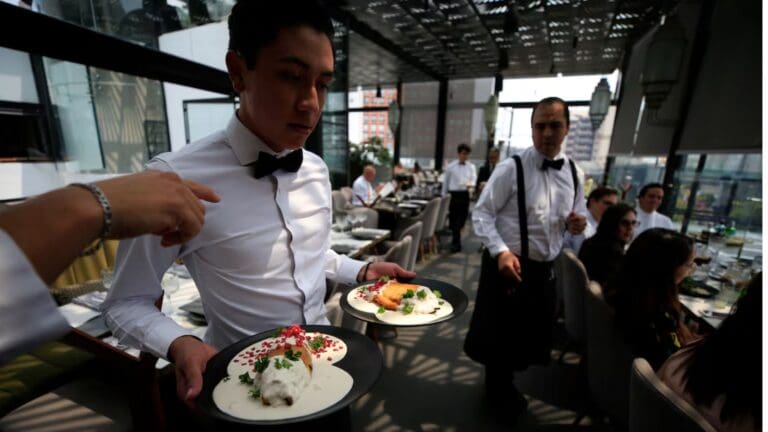 Cámara de Diputados aprueba reforma para que "propineros" tengan un salario base