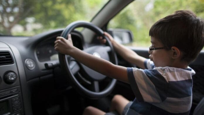 Niño conduce 14 kilómetros en Estados Unidos para comprar hamburguesas con su hermana