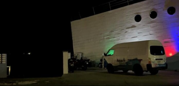 Se desploma parte de un muelle tras choque de una embarcación en la Zona Hotelera de Cancún; rescatan a dos personas.