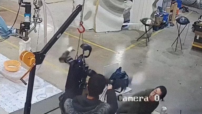 Robot humanoide se descontrola y ataca a trabajadores en fábrica china