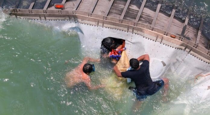 Se ahoga chofer de tráiler tras caer a río en Tabasco; pobladores hasta bucearon para la rapiña. Hay mucha indignación.