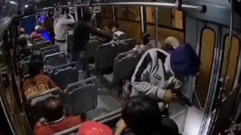 Sujetos armados asaltan a pasajeros de transporte público en Puebla
