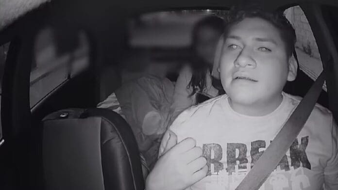 Video: Mujer abandona a su amiga ebria en taxi de aplicación y de madrugada