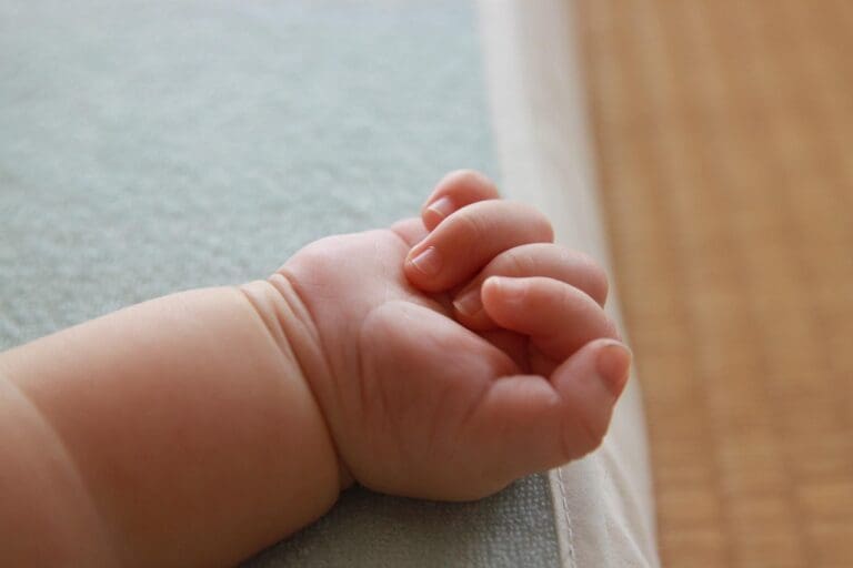 Encuentran recién nacida en un baño de una em