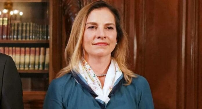 Critican a la escritora Beatriz Gutiérrez Müller, esposa de AMLO, por supuestamente pedir la ciudadanía española.