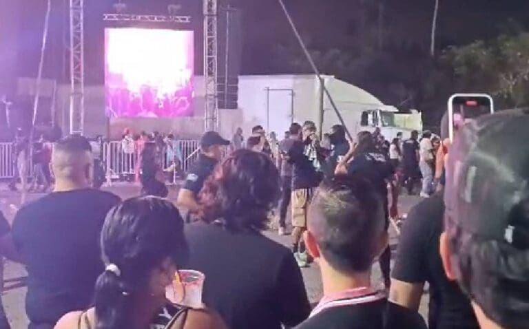 Policía rocía gas pimienta a familias en concierto