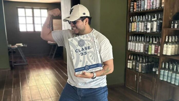 Critican a influencer de “Historia para Tontos” por lanzar su tequila Clase 33 que vale más de mil 500 pesos