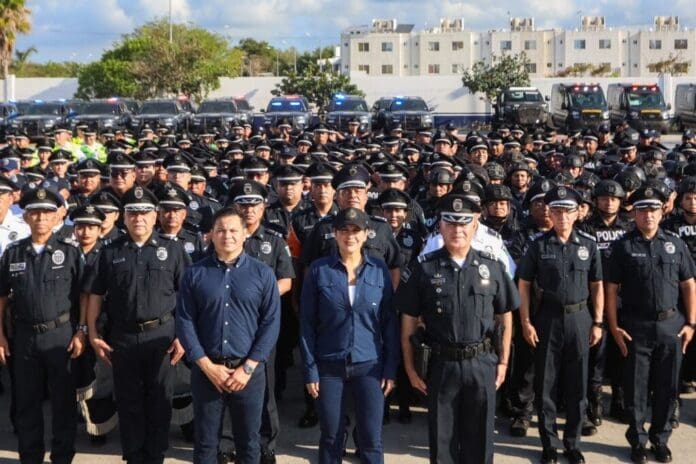 Estefanía Mercado le cumple a las y los policías de Playa del Carmen; anuncia la entrega de un bono económico