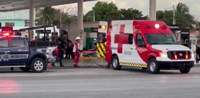 Motociclistas frustran robo contra adulta mayor y golpean a presunto delincuente en Cancún. Salvaron a la mujer.