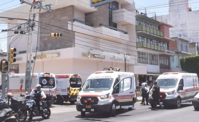 Se desploma elevador de un banco en León, Guanajuato; hay cinco personas heridas