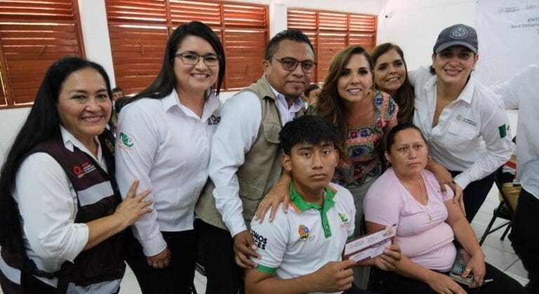 Mara Lezama y Estefanía Mercado entregan becas “Benito Juárez” en el Cecyte II de Playa del Carmen