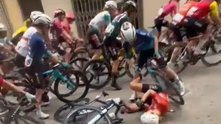 Video: Mujer provoca caída de ciclista en plena competencia en España