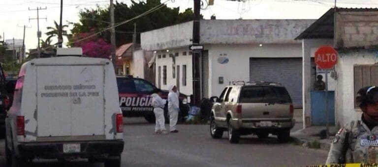 Asesinan a dos sujetos y menor resulta lesionado en ataque armado en Cozumel. Empeora la crisis de violencia en la ínsula.