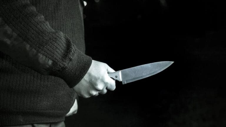 Hombre se escondió en el baño con un cuchillo para hacer una "broma" a su expareja tras discutir