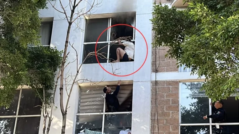 Hombre salta por una ventana para salvarse de un incendio en CDMX