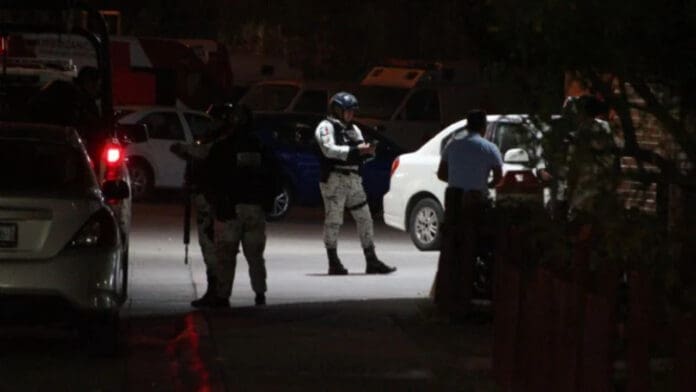 Madre entrega a su hijo adolescente a la policía tras presunto homicidio de un menor en León, Guanajuato