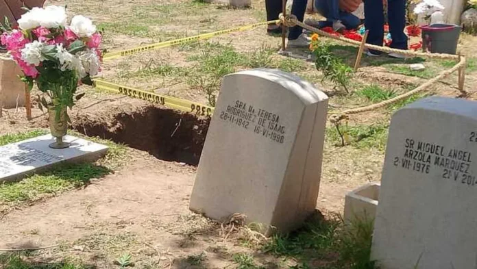 Mujer cae al interior de una tumba en Torreón, Coahuila