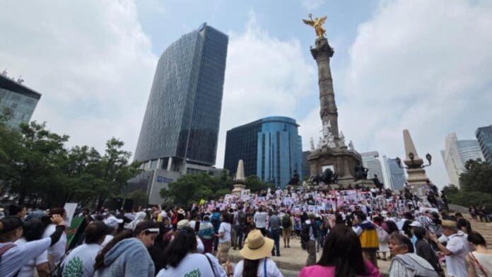 : Madres Buscadoras se manifiestan con fotografías de sus hijos desaparecidos en Paseo de la Reforma, en CDMX