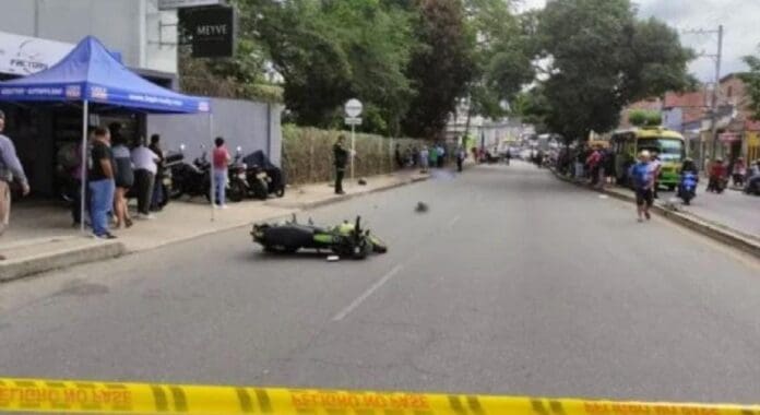 Un motociclista acaba decapitado por un cable desprendido por un camión en Bucaramanga, Colombia. Todo quedó grabado.