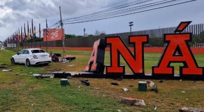 Conductor choca su Mercedes Benz contra el letrero de la Universidad Anáhuac de Cancún. El percance llamó mucho la atención.