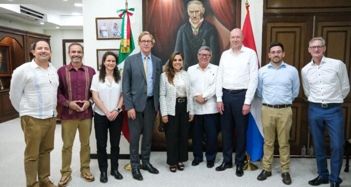 Mara Lezama y embajador de Países Bajos en México analizan un proyecto para el aprovechamiento del sargazo.