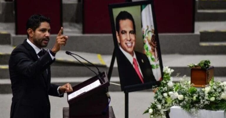 Protestan ciudadanos y activistas durante el homenaje póstumo de Fidel Herrera en el Congreso de Veracruz.