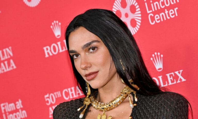 VIDEO: Dua Lipa sorprende al cantar en español un éxito de Enrique Iglesias