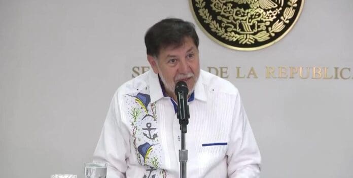 Viaje de Gerardo Fernández Noroña a Francia habría sido pagado con impuestos, revelan facturas del Senado.