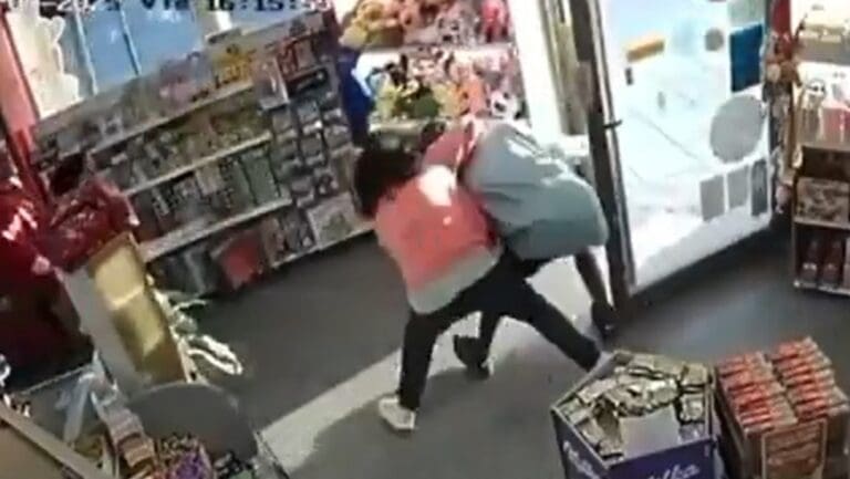 Video: Mujeres golpean a sujeto que intentaba robar una tienda en Argentina
