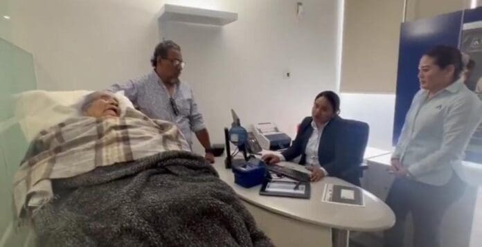 Banco BBVA obliga a mujer de 96 años a acudir en camilla para cobrar su pensión en Oaxaca. Otro lamentable caso.