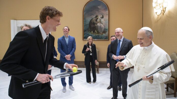 Video: Tenista Jannik Sinner se convierte en el primer deportista en visitar al Papa León XIV