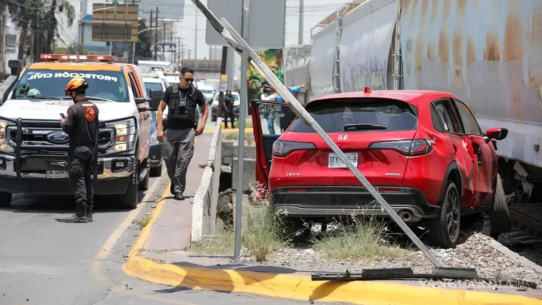 Tren choca a dos vehículos en Monterrey, Nuevo León; hay tres adultas mayores lesionadas