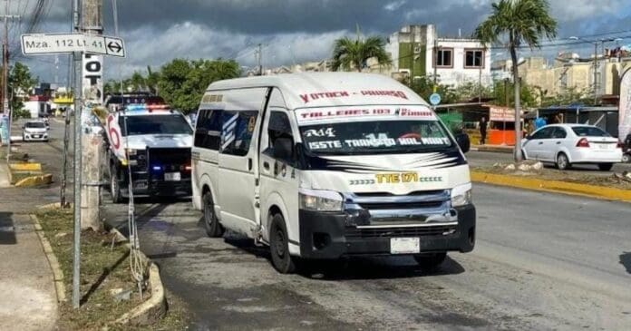 Muere un hombre de un infarto a bordo de una combi del transporte público en Cancún. Tenía entre 40 y 50 años.
