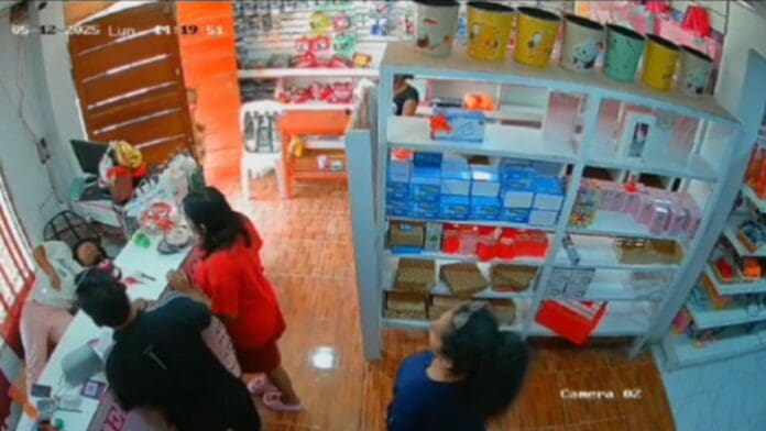 Video: Trabajadora de una tienda se queda dormida y asusta a los clientes; creyeron que estaba muerta