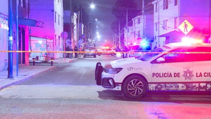 Hombres balean y apuñalan a menor durante un robo en Puebla